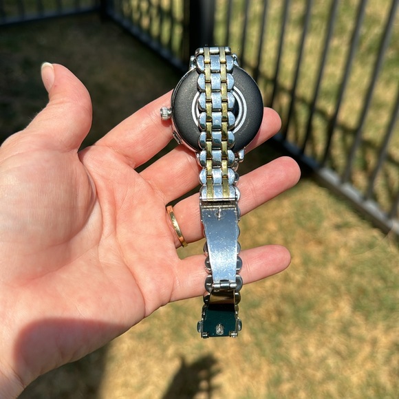 The Kate Spade Scallop Smartwatch DW7K1 MAY OR MAY NOT WORK - Picture 4 of 8